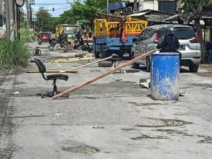 Jalan Raya Aspal Desa Tambak Oso di Depan Hotel Amega Rusak Berat