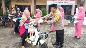 Polsek Kejayan dan Ranting Bhayangkari Berbagi Takjil Gratis di Bulan Suci Ramadhan