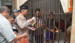 Kapolresta Sidoarjo Bagikan Takjil Buka Puasa ke Tahanan