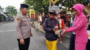 Polsek Taman dan Ranting Bhayangkari Berbagi Takjil Gratis di Bulan Suci Ramadhan ke Masyarakat 