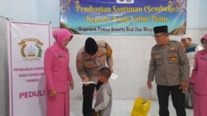 Polsek Taman dan Ranting Bhayangkari Peduli Anak Yatim Salurkan 100 Paket Parcel dan Uang Hari Raya.