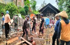 Sinergi Babinsa Kedung Banteng dan Masyarakat, Gotong Royong Bangun Rumah Warga