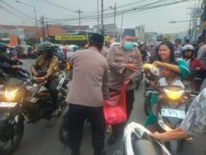 Berbagi Takjil Polsek Tarik Himbau Pengendara Motor Pake Helm dan Tertib Berlalulintas 