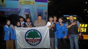 Polres Pasuruan dan Mahasiswa Gelar Sahur On the Road, Sembari Berbagi Makanan kepada Masyarakat