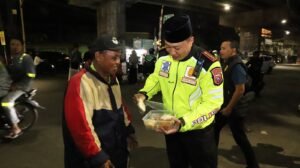 Polri Untuk Masyarakat, SOTR Polresta Malang Kota Bersama Mahasiswa Berbagi dan Jaga Kamtibmas