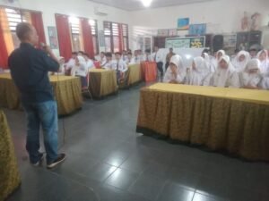 Kanit Reskrim Polsek Jabon Sosialisasikan Bahaya Narkoba di SMPN 1 Jabon