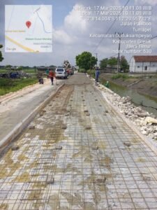 geger…!! warga protes, pengerjaan proyek rabat beton jalan poros Desa Palebon di duga tidak memenuhi unsur SOP .