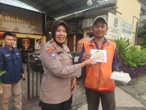Berbagi Berkah di Bulan Ramadan, Polsek Gedangan Bagikan Takjil dan Stiker Hotline Mudik Polri 110 kepada Pengguna Jalan