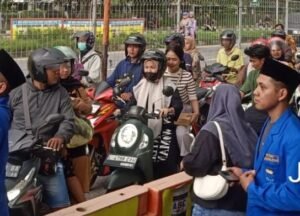 Ramadhan Berkah, Polres Pelabuhan Tanjungperak Gandeng PMII Berbagi Takjil di Suramadu
