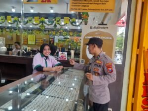 Anggota Patroli Polsek Taman Bagikan Stiker Hotline Mudik Polri 110 kepada Masyarakat