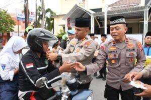 Berbagi Takjil Jelang Buka Puasa, Polres Madiun Kota Sosialisasikan Hotline 110 untuk Mudik Lebaran   