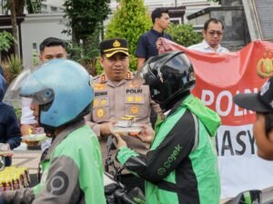 Berkah Ramadan Kapolrestabes Surabaya Bagikan 300 Paket Takjil
