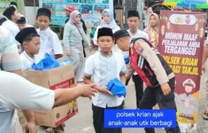 Polsek Krian dan SDN 4 Krian Bersatu Berbagi 3.000 Takjil Gratis untuk Pengguna Jalan