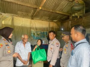 Kapolsek Sedati Gelar Bakti Sosial Bagikan 100 Paket Sembako 