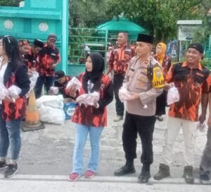Kapolsek Krian Turun Langsung Bagikan Takjil Bersama 35 Komunitas di Depan SMP 2 Krian