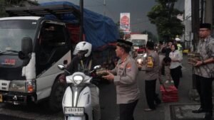 Polresta Sidoarjo Gelar Safari Ramadhan dan Bagikan Takjil di Perempatan Gedangan