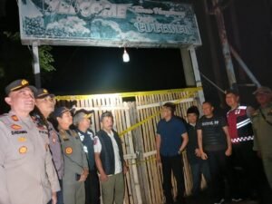 Terbukti melanggar kesepakatan bersama di bulan Ramadhan, Satpol PP bersama Tni Polri Segel Cafe Karaoke di Purwosari