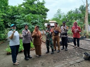 Warga Desa Kepuh Kiriman Manfaatkan Fasum untuk Ketahanan Pangan, Polsek Waru Beri Pendampingan