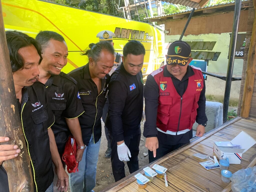 Operasi Ketupat Semeru 2025, Polresta Banyuwangi Gelar Tes Urine Bagi Sopir Bus