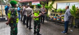 Polsek Tarik Polresta Sidoarjo Gerebek Arena Sabung Ayam di Desa Kedinding, Amankan Barang Bukti dan Bakar Arena Judi