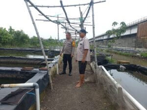 Kapolsek Wonoayu Cek Peternakan Ikan di Desa Popoh