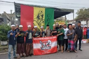 Kapolsek Krian dan Tiga Komunitas Krian Berbagi 1500 Takjil Gratis ke Pengguna Jalan 