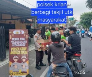Polsek Krian Bagikan Takjil Gratis kepada Pengguna Jalan di Depan Mako