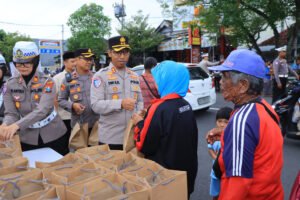 Berbagi Takjil Polres Ngawi Sosialisasikan Hotline 110 untuk Mudik Aman