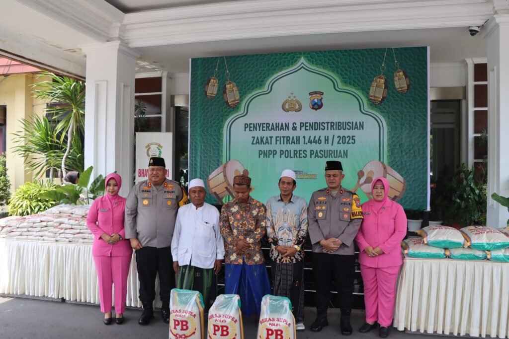 Kapolres Pasuruan Berikan Zakat Fitrah kepada Tukang Becak dan Anak Yatim