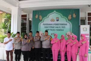 Kapolres Pasuruan Berikan Zakat Fitrah kepada Tukang Becak dan Anak Yatim