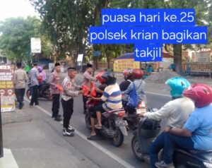 Polsek Krian Bagikan Takjil untuk Pengguna Jalan di Hari ke-25 Puasa Ramadhan semoga bermanfaat