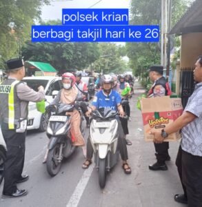 POLSEK KRIAN BERBAGI TAKJIL HARI KE-26 UNTUK PENGGUNA JALAN DI BULAN SUCI RAMADHAN