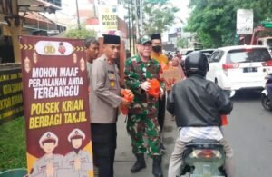Polsek dan Koramil Krian Kompak Turun ke Jalan, Bagikan Takjil Gratis untuk Pengguna Jalan