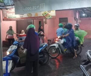 Ibu-Ibu UMKM Bungurasih Timur Berbagi Takjil di Hari Penuh Berkah