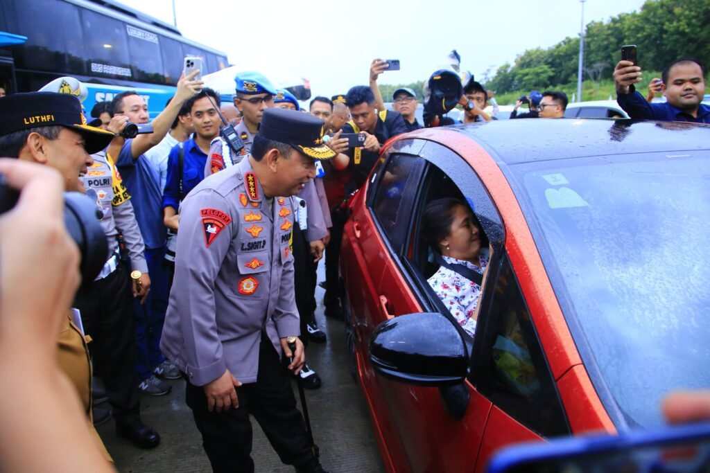 Kapolri Sapa Pemudik di Tol Kalikangkung, Sampaikan Pesan Utamakan Keselamatan 