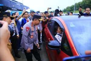 Kapolri Sapa Pemudik di Tol Kalikangkung, Sampaikan Pesan Utamakan Keselamatan 