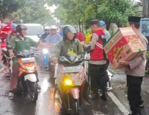 Polsek Krian Bagikan Takjil Gratis di Hari ke-28 Ramadan kepada Pengguna Jalan