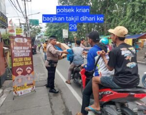 Polsek Krian Bagikan Takjil di Hari ke 29 kepada Pengguna Jalan dalam Rangka Ramadhan 1446 H