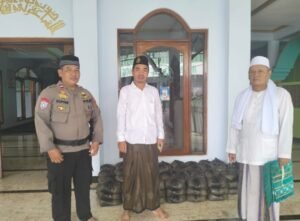 Polsek Krian Kawal Pembagian Zakat Fitrah di Masjid AT TAUBAH Gamping Krian