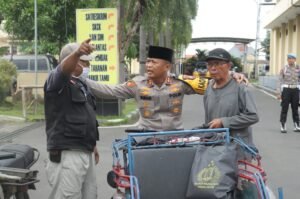 Polres Mojokerto Berbagi Kebahagiaan di Akhir Ramadhan, 500 Paket Sembako Dibagikan untuk Driver Ojol dan Tukang Becak