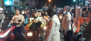 Polwan Polsek Krian Turun ke Jalan Antisipasi Kemacetan Arus Lalu Lintas Depan Pasar Krian