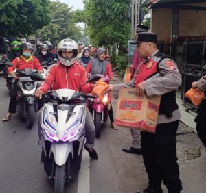 Polsek Krian Berbagi Rutin Takjil kepada Masyarakat di Bulan Suci Ramadhan