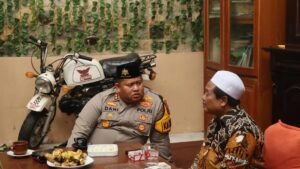 Kapolres Pasuruan Bersilaturahmi ke Kediaman Kepala Pengasuh Ponpes Salaf Al Falah Sya’roni Desa Gajah Bendo 