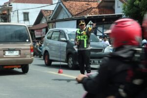 Polres Ponorogo Respon Cepat Bantu Pemudik yang Mengalami Kendala di Jalan