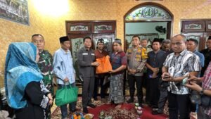 Bupati Sidoarjo H.Subandi Takziah ke Keluarga Korban Tragedi Tanah Longsor di Pacet Mojokerto