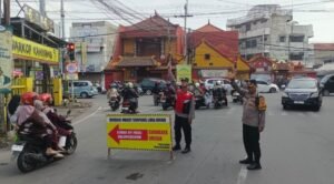 Kapolsek Krian Pimpin Langsung Pengaturan,Pemantauan Arus Lalu Lintas dan memasang papan Himbauan cegah kemacetan di Simpang lima Krian 