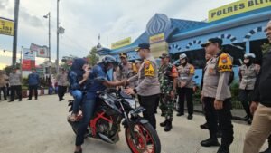 Kapolres Blitar Berbagi Helm Gratis Saat Pantau Arus Balik Lebaran 2025