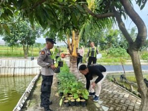 Kapolsek Krian dan Warga Gotong Royong Siapkan Pekarangan Pangan Bergizi di Lahan Bumdes Kraton