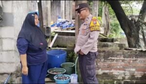 Bhabinkamtibmas Desa Beringin Bendo Bahas Upaya Ketahanan Pangan Budidaya Ikan Lele dengan Warga