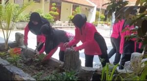 Bhayangkari Ranting Polsek Krian Dukung Ketahanan Pangan, Tingkatkan Bercocok Tanam P2L